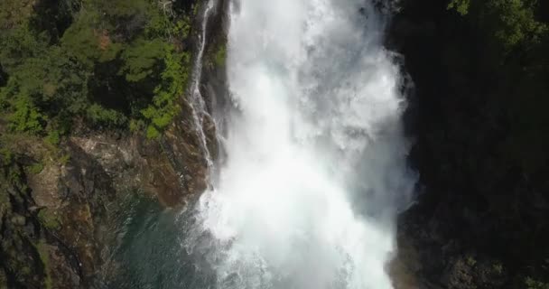 Imagen Del Dron Panorámica Sobre Una Cascada Donde Puede Ver — Vídeo de stock