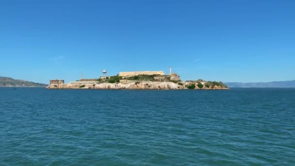 晴れた日に有名なアルカトラズ島刑務所を示すセーリングボートからワイドショットのPov — ストック動画