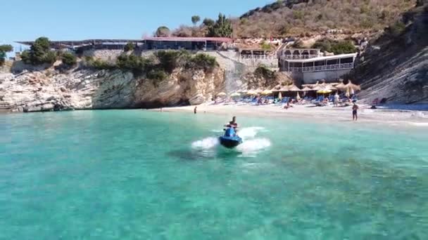 Fast Jetski Navega Direção Câmera Mar Cristalino Ksamil Albânia Invertendo — Vídeo de Stock