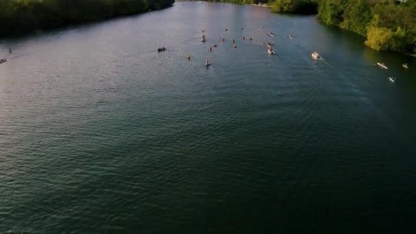 Kayakers Town Lake Austin Texas Peddelen Naar Skyline Van Binnenstad — Stockvideo