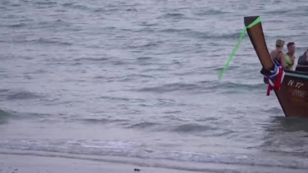 Pessoas Divertindo Bebendo Cantando Dançando Enquanto Barco Longtail Chegando Praia — Vídeo de Stock