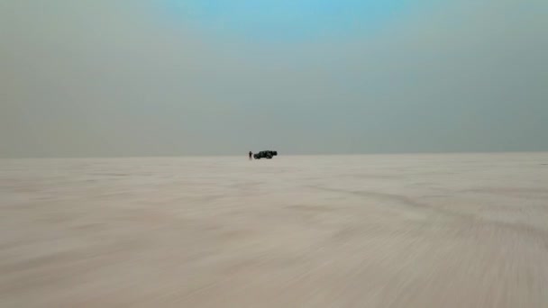 Pessoas Fora 4X4 Carro Estacionado Bonneville Salt Flats Aérea Fpv — Vídeo de Stock