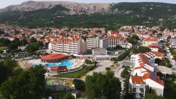 Krk Village Στο Νησί Krk Της Κροατίας Αεροφωτογραφία Της Εκκλησίας — Αρχείο Βίντεο