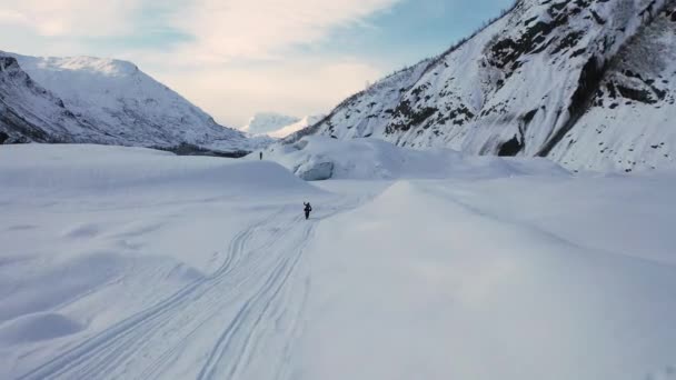 Fat Tire Biker Macha Młodej Dziewczyny Stojącej Zamarzniętej Górze Lodowej — Wideo stockowe