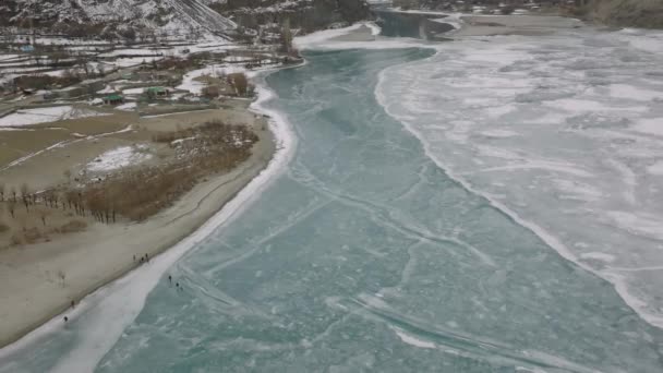 Aerial Flying Frozen Khalti Lake Ghizer Valley Slow Dolly Back — Vídeos de Stock