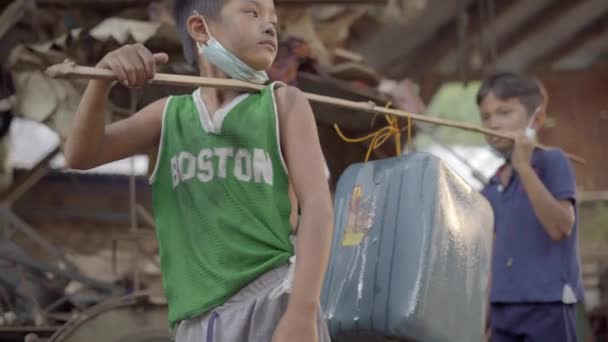 Filipinler Sol Omuzlarının Üzerinden Bambu Külçesiyle Konteynır Taşıyan Iki Kusurlu — Stok video