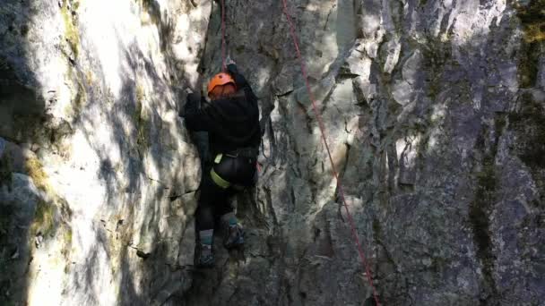 Amateur Climber Equipo Seguridad Luchando Para Escalar Pared Roca Whitefish — Vídeo de stock
