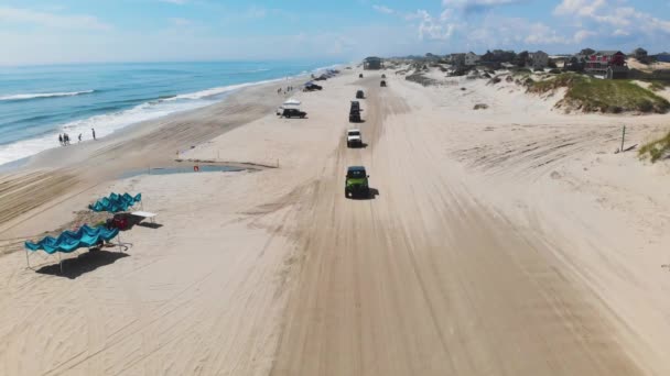 Outer Banks Corolla 4X4 Plajından Geçen Bir Çok Cipin Üzerinde — Stok video