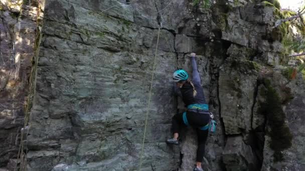 Female Climber Climbing Steep Cliff Whitefish Montana Usa Rock Climbing — Stockvideo