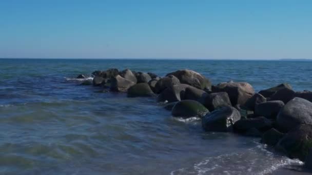 Ondas Colidem Rochas Praia — Vídeo de Stock