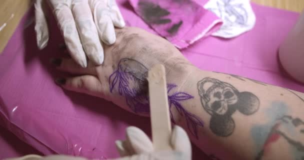 Τατουάζ Απλώνει Τζελ Πριν Την Εφαρμογή Του Μελανιού Βελόνα — Αρχείο Βίντεο