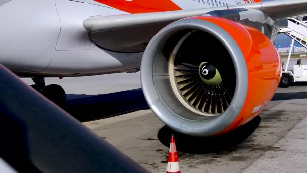 Frontansicht Eines Flugzeugtriebwerks Mit Einer Rotierenden Turbine Die Sich Auf — Stockvideo