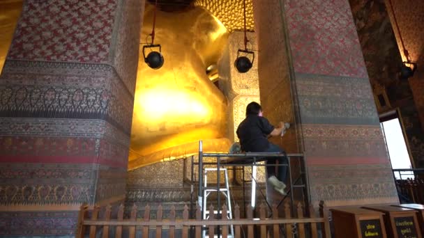 Mulher Intricamente Tintas Restaura Impressões Desbotadas Wat Pho Temple Tiro — Vídeo de Stock