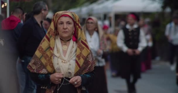 Gammal Sardiska Dam Med Färgglada Traditionella Halsduk — Stockvideo