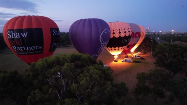 Los Globos Aire Caliente Inflan Antes Despegar Amanecer — Vídeos de Stock