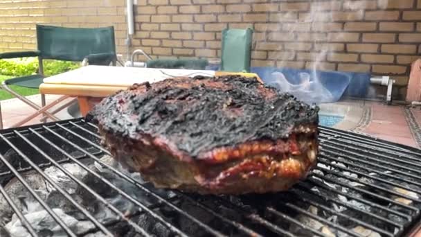 Scena Rallentatore Carne Bruciante Pronta Essere Rimossa Dalla Griglia Con — Video Stock