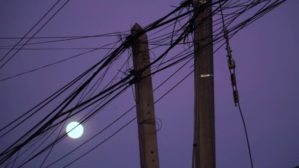 Rotzooi Blootgestelde Elektriciteitsleidingen Arme Derde Wereld Land Nachts Maan Achtergrond — Stockvideo