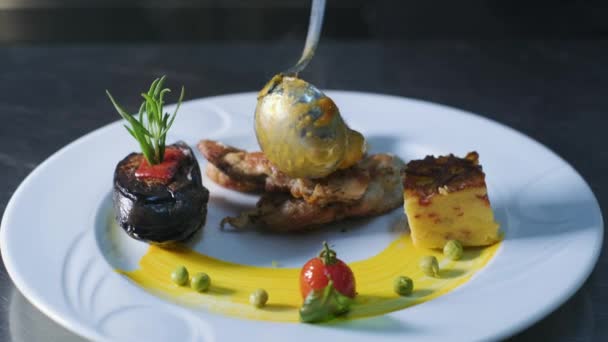 Close Chef Profissional Restaurante Cozinha Serve Prato Adicionando Ingrediente Final — Vídeo de Stock