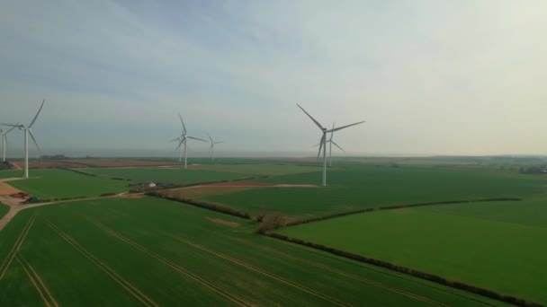 リスト飛行場風力タービンファームブレードは ヨークシャー地方全体の生態系の農地牧草地の空中ビュー軌道上で回転します — ストック動画