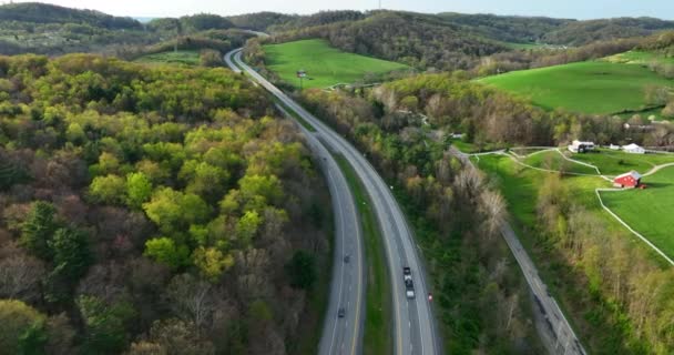 アメリカのアパラチア山脈 曲がりくねった丘や谷を通ってターンパイク高速道路のカット 州間輸送をテーマに 交通の緑の自然の田舎の航空追跡 — ストック動画