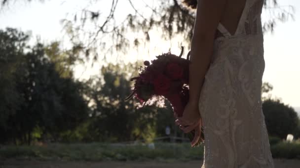 新娘用双手捧着她的花束 — 图库视频影像