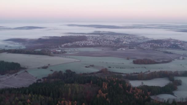 Frühe Morgenkulisse Hechingen Umgeben Von Landschaft Und Nebel Luftaufnahme — Stockvideo