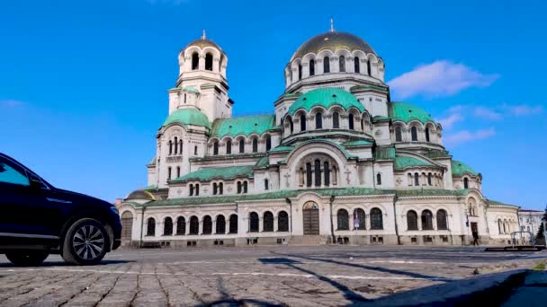 Coche Pasando Frente Catedral Ortodoxa San Alejandro Nevski Sofía Bulgaria — Vídeos de Stock