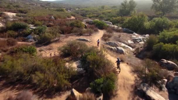 Drone San Diego Närbild Mountainbikecyklister Går Uppför Tävlingen — Stockvideo