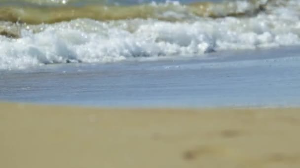 Olas Mar Mediterráneo Ondeando Bajo Sol Hasta Playa Arena Hermosa — Vídeos de Stock