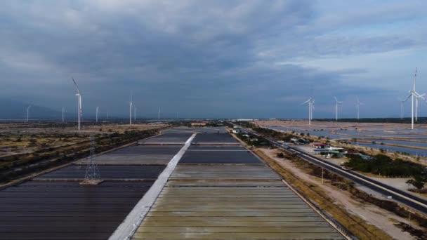 Vogels Oog Uitzicht Zoutvelden Verspreid Windmolen Boerderij Phan Rang Vietnam — Stockvideo