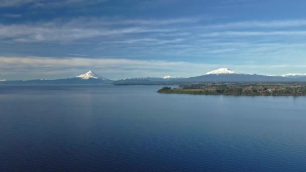 Légitámogató Teherautó Balra Llanquihue Tótól Háttérben Calbuco Osorno Vulkánokkal — Stock videók
