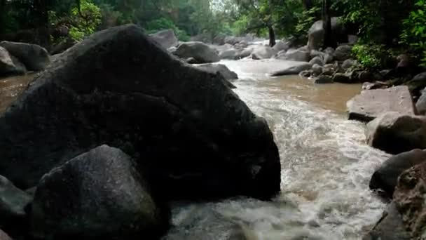 Escena Reveladora Hermoso Paisaje Rocoso Río Selva Tropical Tailandia — Vídeos de Stock