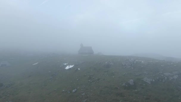 Mist Covering Velika Planina Church Highlands Remote Mountain Village Aerial — Vídeos de Stock