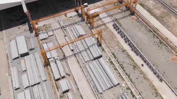 Pohled Shora Betonové Sloupy Ležící Zemi Před Velkým Skladištěm Stavební — Stock video
