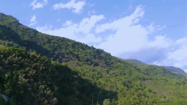 Valle Montaña Cubierto Bosques Verdes Cielo Azul Brillante Tarde Desde — Vídeos de Stock