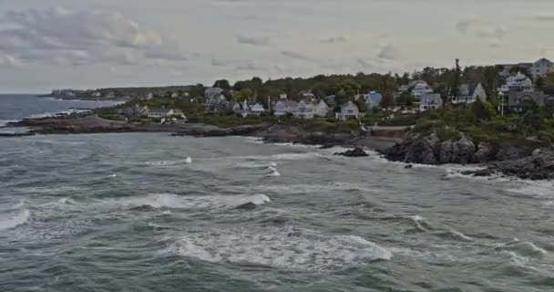 Ogunquit Maine Aerial Drone Volare Intorno Cattura Onde Rapide Colpendo — Video Stock