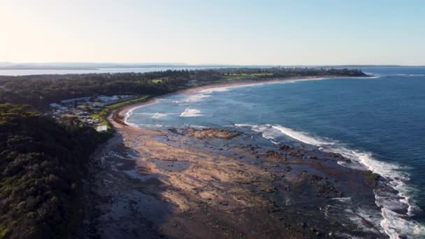 Lotnicze Drone Krajobraz Strzał Skalistej Rafy Przylądek Ocean Fale Wiejskie — Wideo stockowe