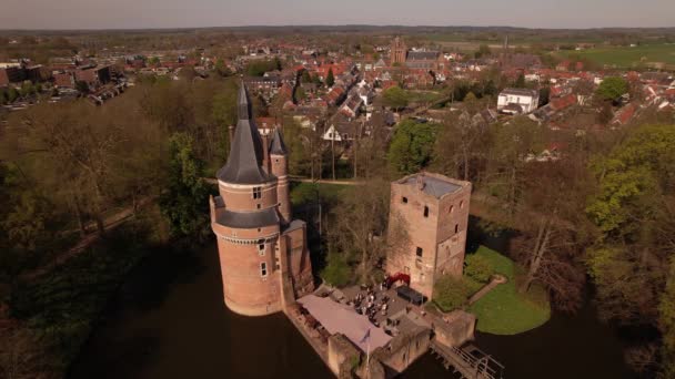 在一个阳光灿烂的日子里 Wijk Bij Duurstede城堡的空中进场和暴露在冬季荒芜的树枝遮掩下的蓝天下 荷兰历史上建造的城堡废墟风景如画 — 图库视频影像