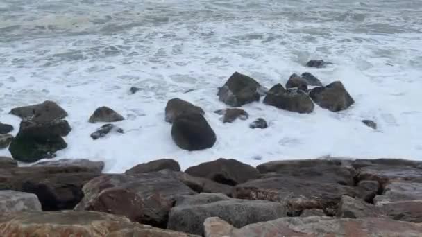 Wellen Spülen Zum Wasserbrecher Ruhige See Aber Große Wellenplätschern Die — Stockvideo
