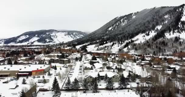 Drone View Winter Town Wyoming Mountains — Vídeo de Stock