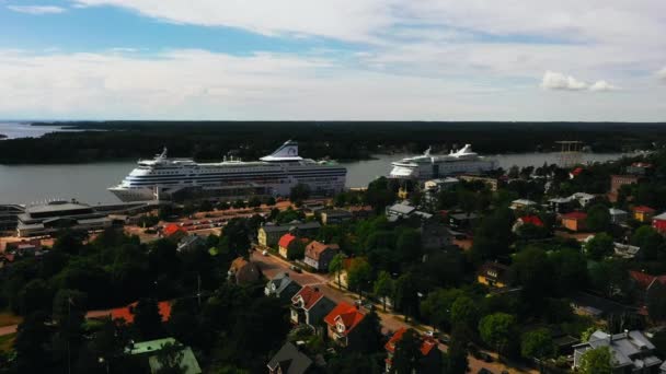 Luftaufnahme Von Passagierschiffen Hafen Von Mariehamn Ahvenanmaa Finnland Zurückziehen Drohnenschuss — Stockvideo