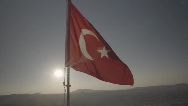 Bandera Turca Que Fluye Viento Durante Hora Dorada Valle Desértico — Vídeo de stock