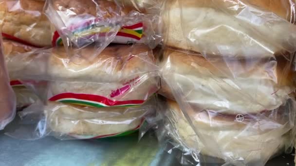 午前中にコルカタの店舗で販売されているパンのショットを閉じる — ストック動画
