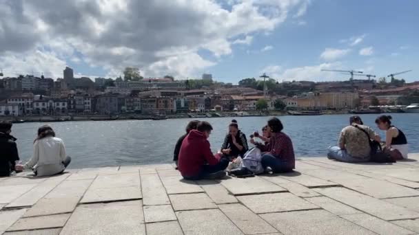 Toeristen Genieten Van Het Uitzicht Rivier Douro Langs Promenade Van — Stockvideo