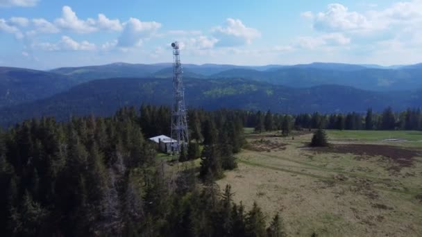 Srichamp Vosges Franceの山の森の中の背の高い5G通信アンテナマストパイロンの周りを周回する空中低 — ストック動画