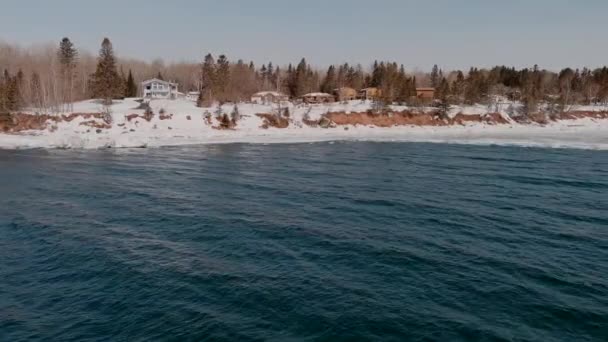 Flying Lake Superior Snowy Lakefront Houses Distance Duluth Minnesota Aerial — Stock Video