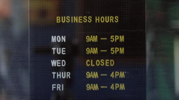 Geschäftsöffnungszeiten Schaufenster Eines Büros — Stockvideo