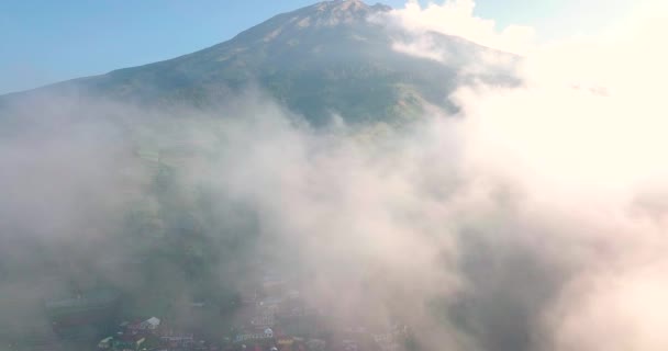 Vista Aérea Del Paisaje Nublado Blanco Ocultando Gigante Gunung Sumbing — Vídeos de Stock