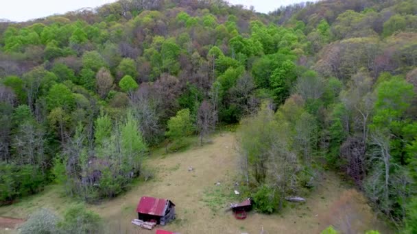 High Aerial Pullout Old Barn Matney Boone North Carolina Blowing — 비디오