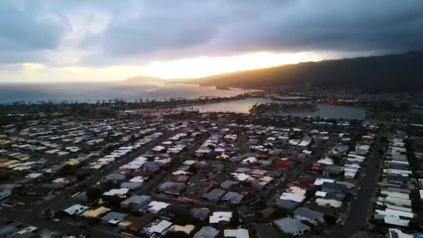 Kai Yerleşim Bölgesinin Hava Kararırken Hawaii Adası Oahu Yaptığı Atış — Stok video